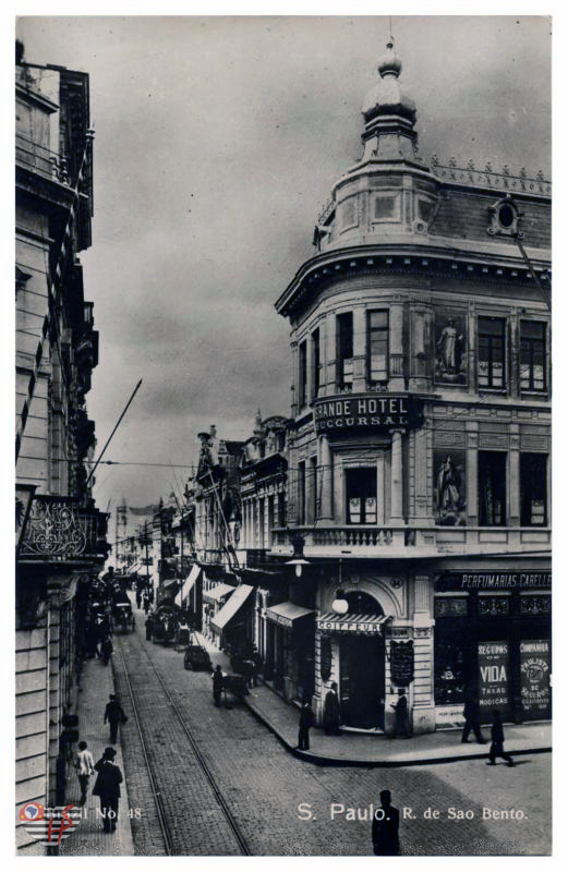 Sucursal do Grande Hotel na esquina da Rua São Bento com o Largo do Café, no início do século XX